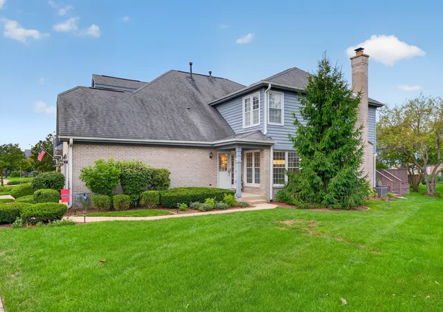 Photo 2 of Townhouse for sale at 262 Benton Ln, Bloomingdale, IL 60108 | MLS# 12726989 | Listing updated on 2026-09-01
