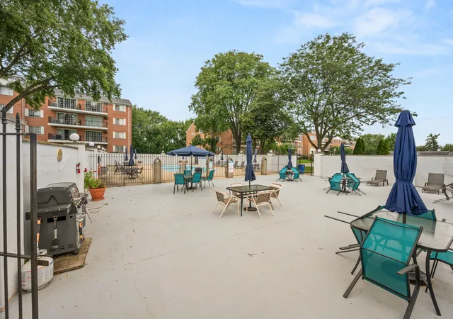 2nd image of 1060 N Farnsworth Ave, Aurora, IL 60505