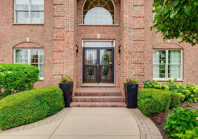 Photo 2 of Single family home for sale at 5 Hawthorn Grv Cir, Hawthorn Woods, IL 60047 | MLS# 12727125 | Listing updated on 2026-09-05