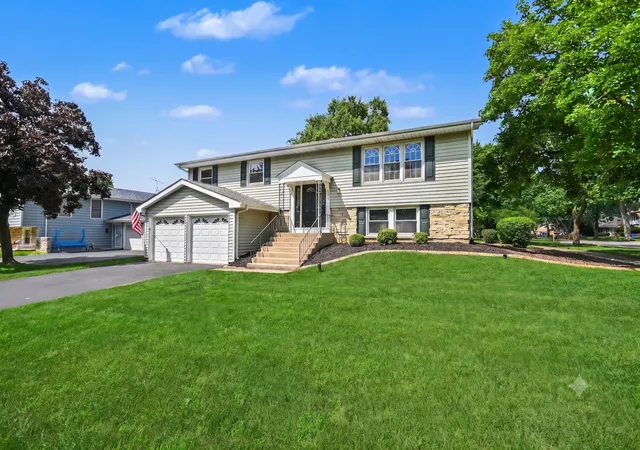 Photo 2 of Single family home for sale at 101 S Lancaster Dr, Bolingbrook, IL 60440 | MLS# 12727199 | Listing updated on 2026-08-21