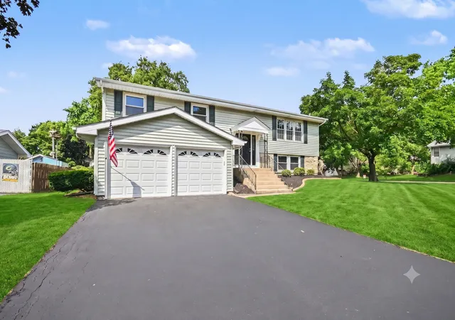 Photo 3 of Single family home for sale at 101 S Lancaster Dr, Bolingbrook, IL 60440 | MLS# 12727199 | Listing updated on 2026-08-21