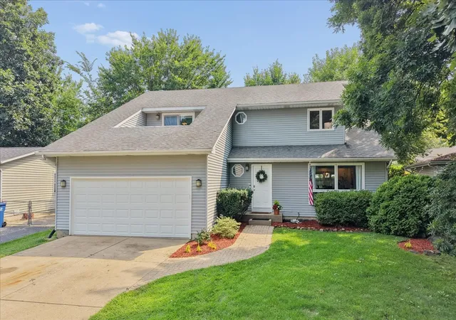 Photo 1 of Single family home for sale at 33202 N Woodland Ter, Grayslake, IL 60030 | MLS# 12727277 | Listing updated on 2026-09-08