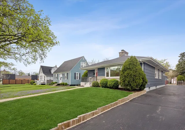 Photo 2 of Single family home for sale at 123 E Columbia Ave, Elmhurst, IL 60126 | MLS# 12727558 | Listing updated on 2026-08-21