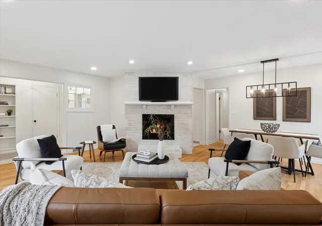 Photo 4 of Single family home for sale at 123 E Columbia Ave, Elmhurst, IL 60126 | MLS# 12727558 | Listing updated on 2026-08-21