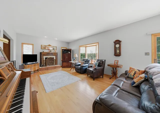 Photo 3 of Single family home for sale at 7651 Steeple Chase Dr, Frankfort, IL 60423 | MLS# 12727570 | Listing updated on 2026-08-30