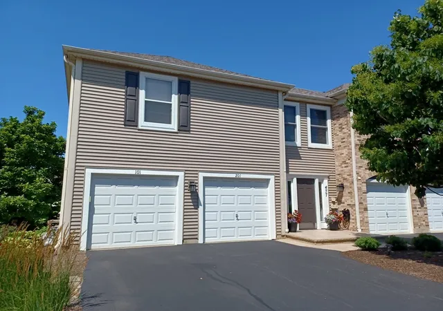 3rd image of 477 Vlg Grn Rd, Naperville, IL 60540