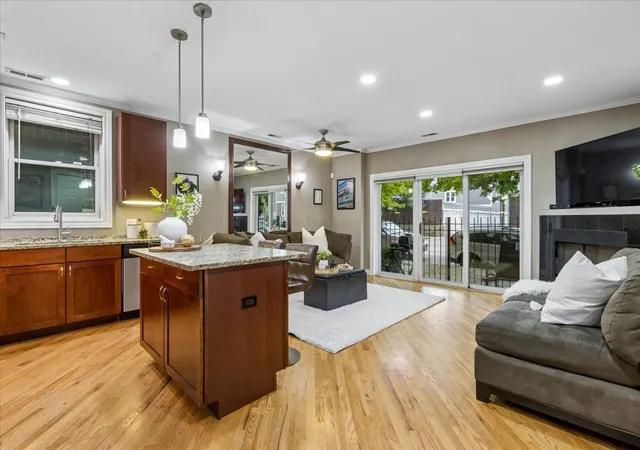 Listing Photo 4 - Condo for sale in building located at 1148 W Roscoe St, Chicago, IL 60657 - Unit #1E
