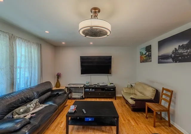 Photo 3 of Single family home for sale at 680 Indian Spring Ln, Buffalo Grove, IL 60089 | MLS# 12728505 | Listing updated on 2026-08-26