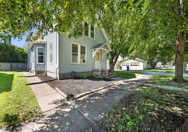 4th image of 1118 14Th Ave, Moline, IL 61265 | MLS# 12728591
