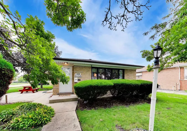 Photo 4 of Single family home for sale at 6101 W 80th Place, Burbank, IL 60459 | MLS# 12728681 | Listing updated on 2026-09-04