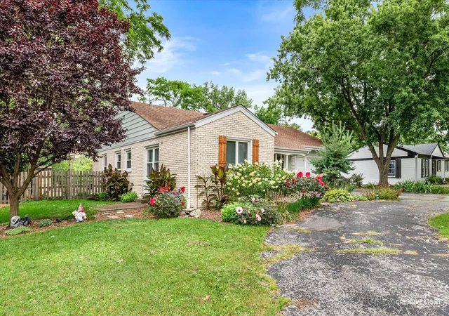 Photo 2 of Single family home for sale at 5804 Ridgewood Dr, Western Springs, IL 60558 | MLS# 12728843 | Listing updated on 2026-08-19