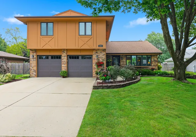 Photo 1 of Single family home for sale at 305 S Knollwood Dr, Schaumburg, IL 60193 | MLS# 12729031 | Listing updated on 2026-08-24