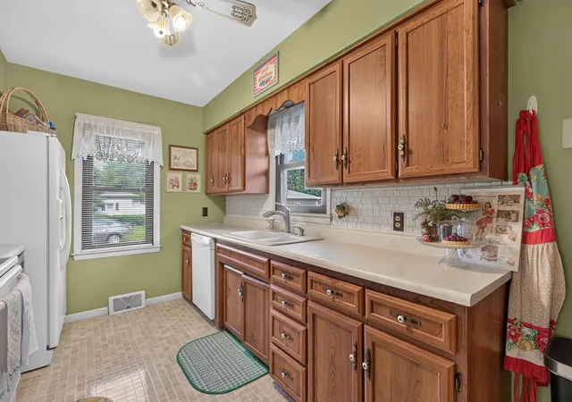 Photo 3 of Single family home for sale at 1522 Manhatten Dr, Streator, IL 61364 | MLS# 12729036 | Listing updated on 2026-08-19