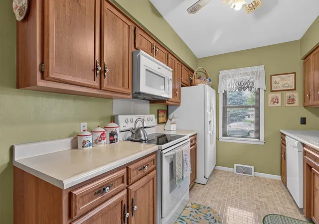 Photo 3 of Single family home for sale at 1522 Manhatten Dr, Streator, IL 61364 | MLS# 12729036 | Listing updated on 2026-08-19