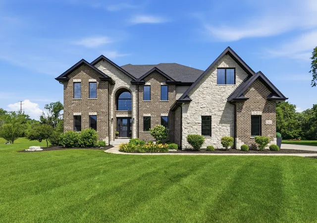 Photo 1 of Single family home for sale at 7812 Northwoods Dr, Frankfort, IL 60423 | MLS# 12729111 | Listing updated on 2026-10-02