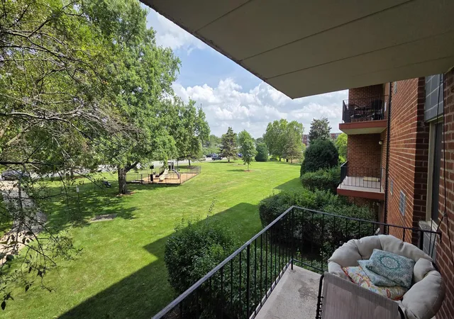 2nd image of 18 E Old Willow Rd #213N, Prospect Heights, IL 60070 | MLS# 12729156