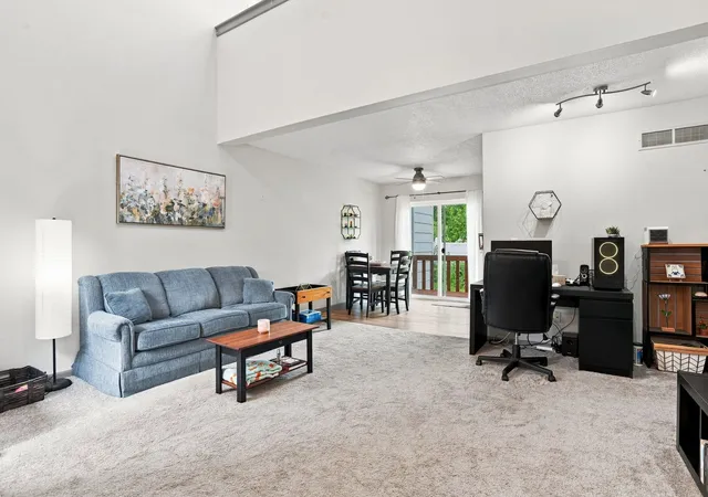 5th image of 489 44th Ave Ct, East Moline, IL 61244