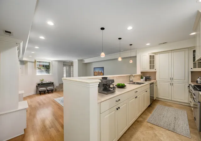 5th image of 82 E Elm St, Chicago, IL 60611