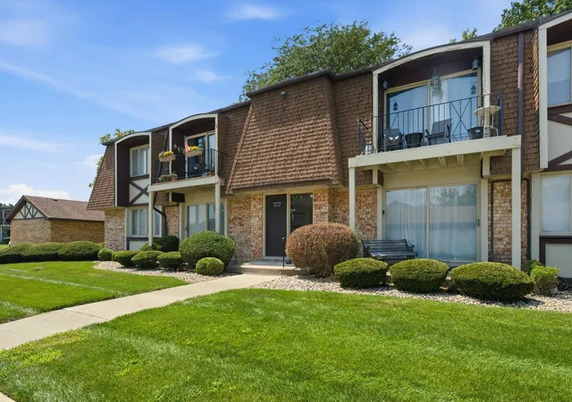 Listing Photo 2 - Condo for sale in building located at 12750 Carriage Ln, Crestwood, IL 60418 - Unit #A1