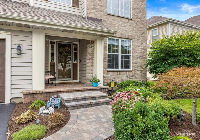 Photo 2 of Single family home for sale at 2562 N Jade Ave, Arlington Heights, IL 60004 | MLS# 12729322 | Listing updated on 2026-08-25