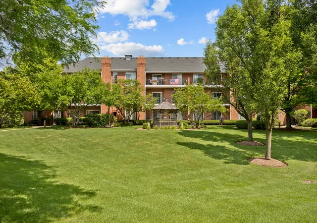 Photo 2 of Condo for sale at 129 Hunt Clb Dr #129, St. Charles, IL 60174 | MLS# 12729452 | Listing updated on 2026-09-08