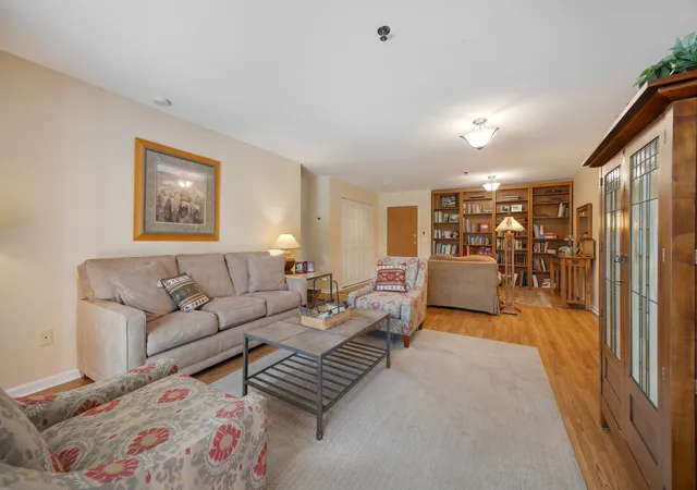 Photo 4 of Condo for sale at 129 Hunt Clb Dr #129, St. Charles, IL 60174 | MLS# 12729452 | Listing updated on 2026-09-08