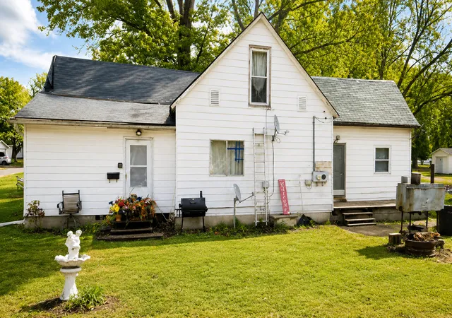 Photo 1 of Single family home for sale at 901 Howard St, Centralia, IL 62801 | MLS# 12729534 | Listing updated on 2026-10-05
