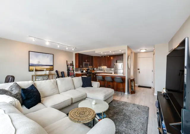 4th image of 2800 N Lake Shore Dr #2015, Chicago, IL 60657 | MLS# 12729543