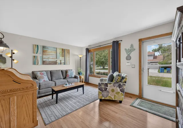Photo 2 of Single family home for sale at 909 Shorewood Dr, Bartlett, IL 60103 | MLS# 12729626 | Listing updated on 2026-08-25