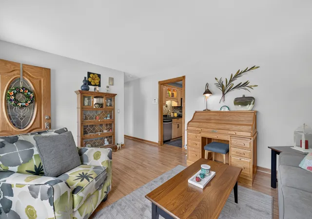 Photo 3 of Single family home for sale at 909 Shorewood Dr, Bartlett, IL 60103 | MLS# 12729626 | Listing updated on 2026-08-25