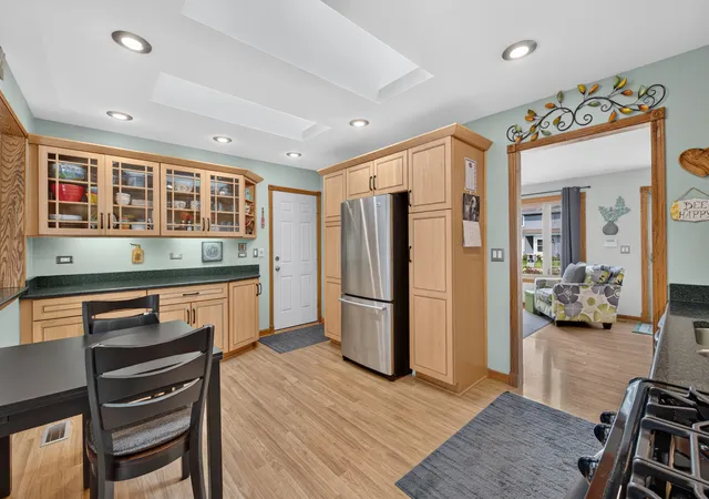 Photo 4 of Single family home for sale at 909 Shorewood Dr, Bartlett, IL 60103 | MLS# 12729626 | Listing updated on 2026-08-25