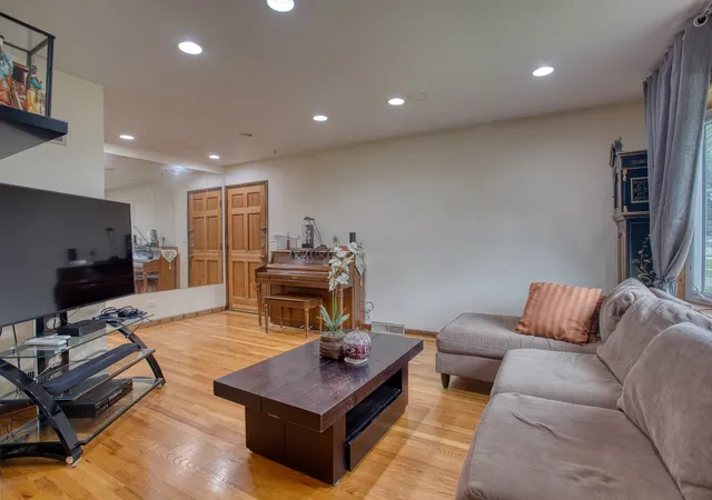 Photo 3 of Single family home for sale at 256 N Grace St, Lombard, IL 60148 | MLS# 12729744 | Listing updated on 2026-09-23