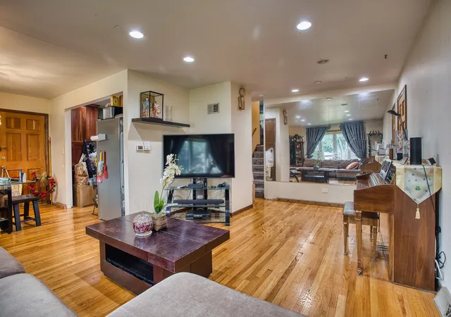 Photo 4 of Single family home for sale at 256 N Grace St, Lombard, IL 60148 | MLS# 12729744 | Listing updated on 2026-09-23