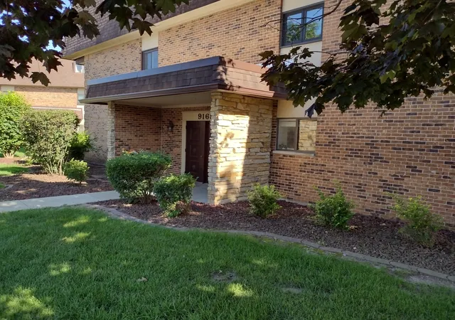 Listing Photo 3 - Condo for sale in building located at 9165 N Rd, Palos Hills, IL 60465 - Unit #F