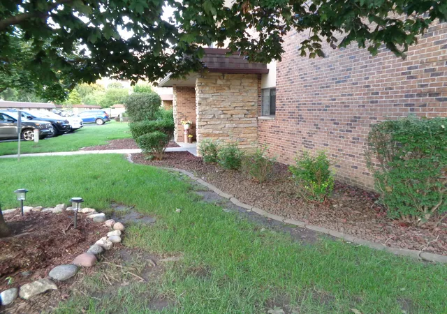 Listing Photo 5 - Condo for sale in building located at 9165 N Rd, Palos Hills, IL 60465 - Unit #F