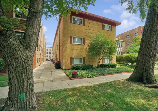 Photo 1 of Sale Pending at 547 Sheridan Rd #3W, Evanston, IL 60202 | MLS# 12729844 | Listing updated on 2026-09-24