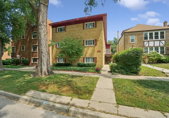 Photo 2 of Sale Pending at 547 Sheridan Rd #3W, Evanston, IL 60202 | MLS# 12729844 | Listing updated on 2026-09-24