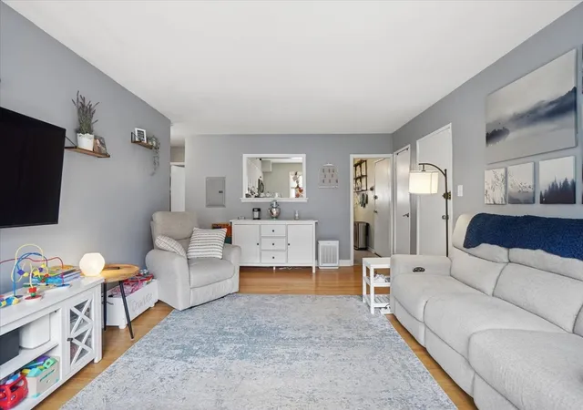 Photo 3 of Sale Pending at 547 Sheridan Rd #3W, Evanston, IL 60202 | MLS# 12729844 | Listing updated on 2026-09-24