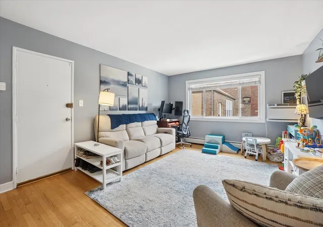 Photo 3 of Sale Pending at 547 Sheridan Rd #3W, Evanston, IL 60202 | MLS# 12729844 | Listing updated on 2026-09-24