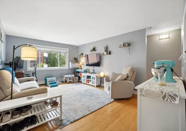 Photo 4 of Sale Pending at 547 Sheridan Rd #3W, Evanston, IL 60202 | MLS# 12729844 | Listing updated on 2026-09-24