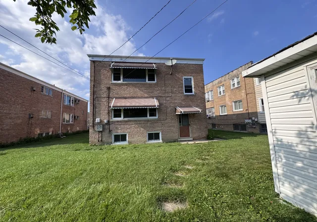 Listing Photo 2 - Condo for sale in building located at 10309 Chaucer St, Westchester, IL 60154