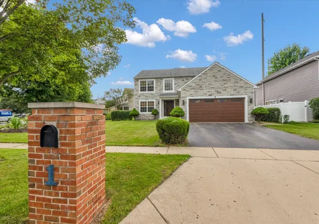 2nd image of 1 Stratford Ct, South Elgin, IL 60177 | MLS# 12729911