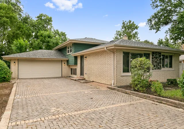 Single family home for sale at 6833 W 127th Street, Palos Heights, IL 60463 | MLS# 12729912