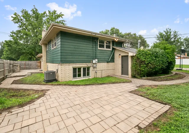 Photo 2 of Single family home for sale at 6833 W 127th Street, Palos Heights, IL 60463 | MLS# 12729912 | Listing updated on 2026-09-07