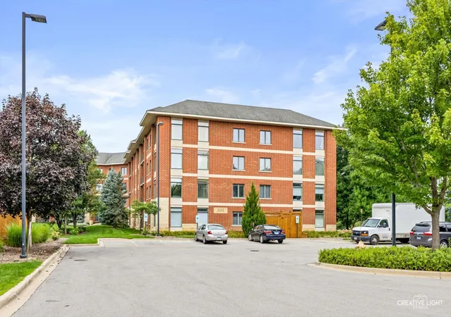 Listing Photo 2 - Condo for sale in building located at 845 E 22Nd St, Lombard, IL 60148 - Unit #305