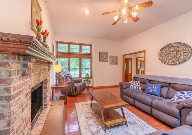Photo 3 of Single family home for sale at 15558 E Country Meadow Rd, Mt Vernon, IL 62864 | MLS# 12730392 | Listing updated on 2026-08-18