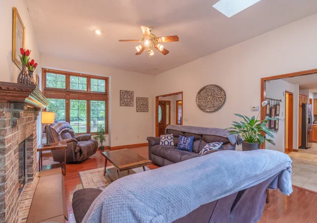 Photo 4 of Single family home for sale at 15558 E Country Meadow Rd, Mt Vernon, IL 62864 | MLS# 12730392 | Listing updated on 2026-08-18