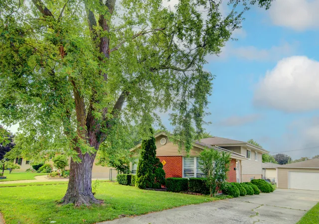Photo 1 of Single family home for sale at 513 W Willow Glen, Addison, IL 60101 | MLS# 12730409 | Listing updated on 2026-09-23