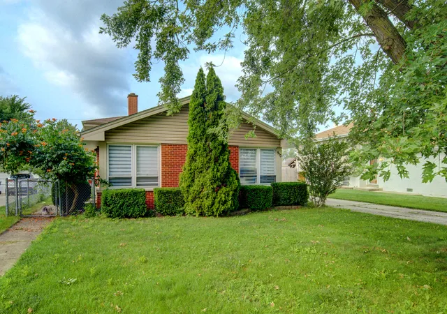 Photo 2 of Single family home for sale at 513 W Willow Glen, Addison, IL 60101 | MLS# 12730409 | Listing updated on 2026-09-23