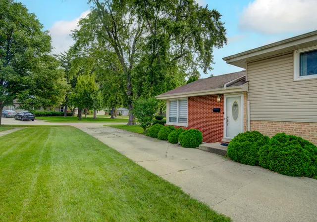 Photo 3 of Single family home for sale at 513 W Willow Glen, Addison, IL 60101 | MLS# 12730409 | Listing updated on 2026-09-23